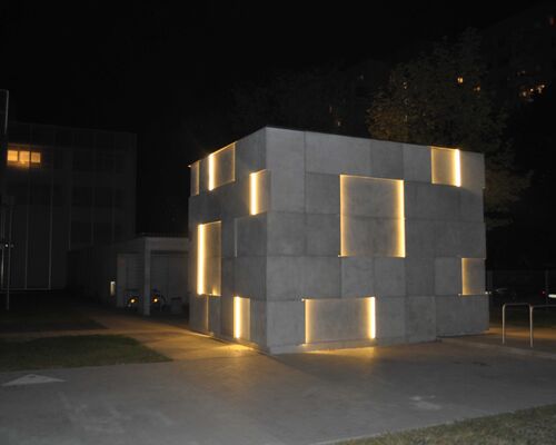 Klinika betonu elewacja betonowa podswietlana instytut audiowizualny nina 66 compressed